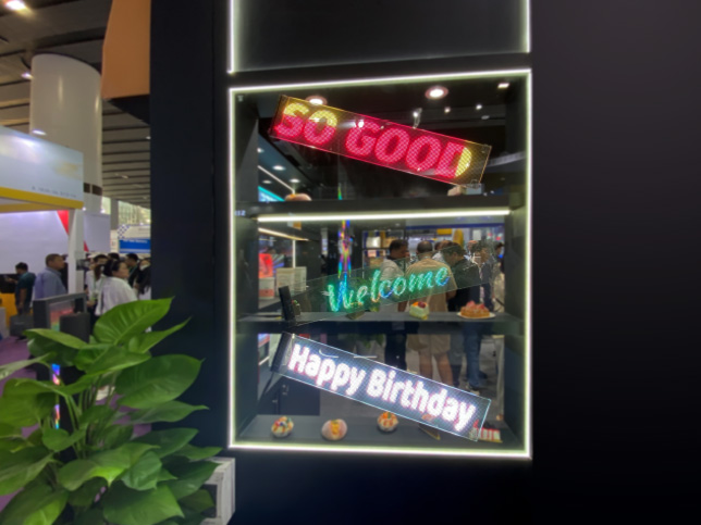 fanta-06 Affichage dynamique avec un Écran LED Transparent en Verre à haute luminosité (4000 nits)