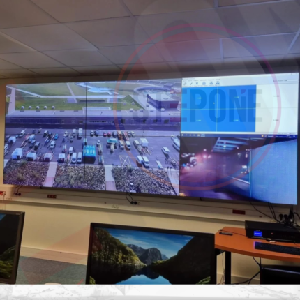 Mur d’image 4K StepOne installé en salle de contrôle avec affichage multi-écrans LCD
