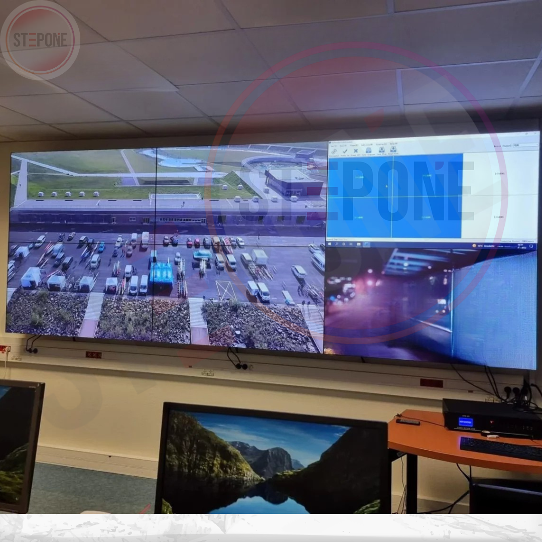 'image 4K salle de controle Mur d’image 4K StepOne installé en salle de contrôle avec affichage multi-écrans LCD