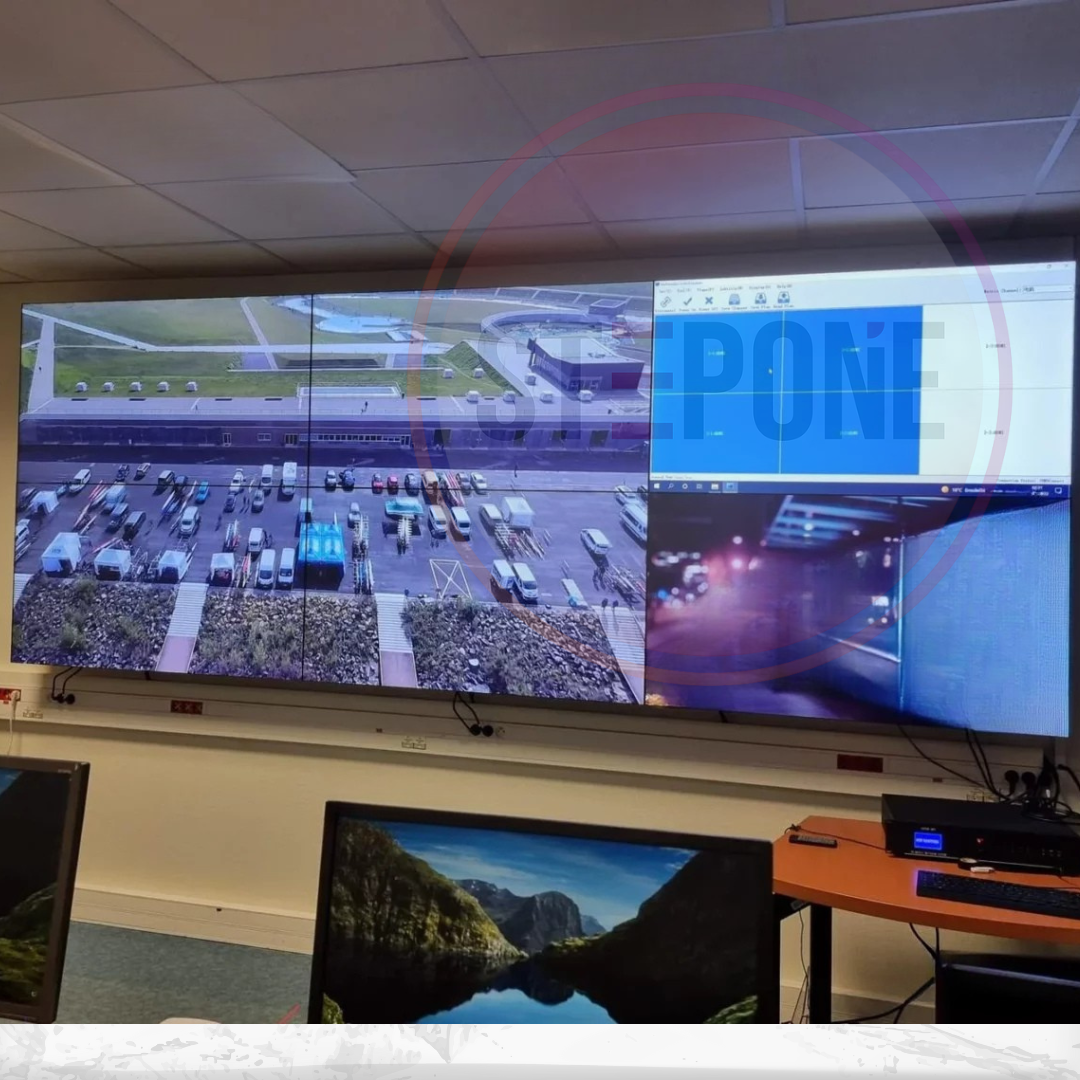 Mur d’image 4K Mur d’image 4K StepOne installé en salle de contrôle avec affichage multi-écrans LCD