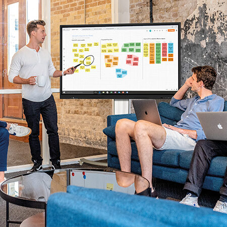 Écran interactif en salle de réunion d'entreprise, alternative au vidéoprojecteur interactif