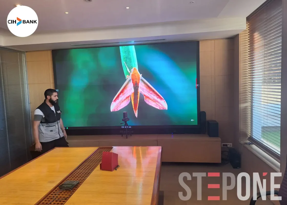 Écran LED All-in-One professionnel installé en salle corporate au Maroc