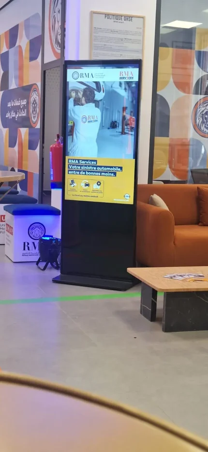 Totem d’affichage dynamique loué pour une réception d’entreprise