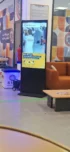 Totem d’affichage dynamique loué pour une réception d’entreprise