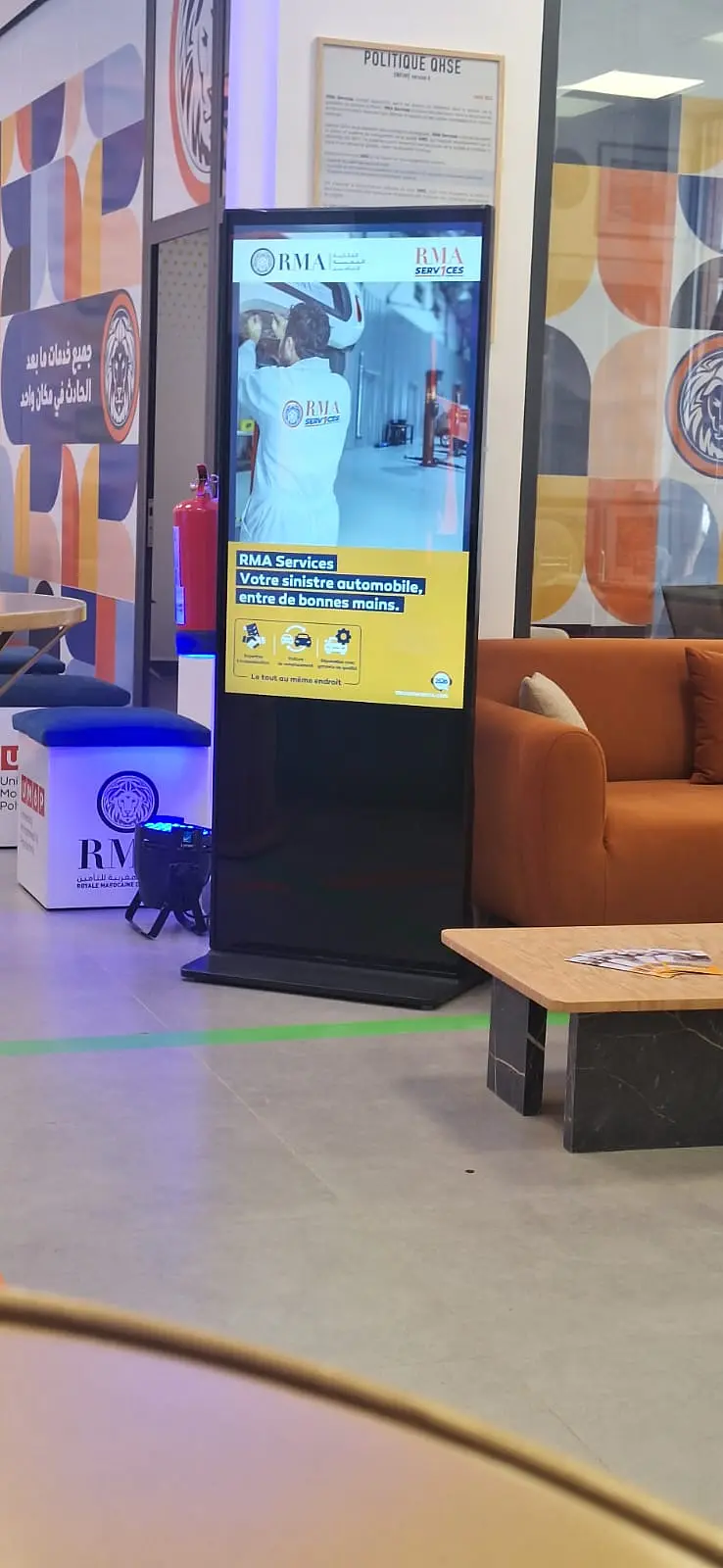 location totem digital evenement entreprise maroc | Location de Totem Interactif et Borne Tactile au Maroc Totem d’affichage dynamique loué pour une réception d’entreprise