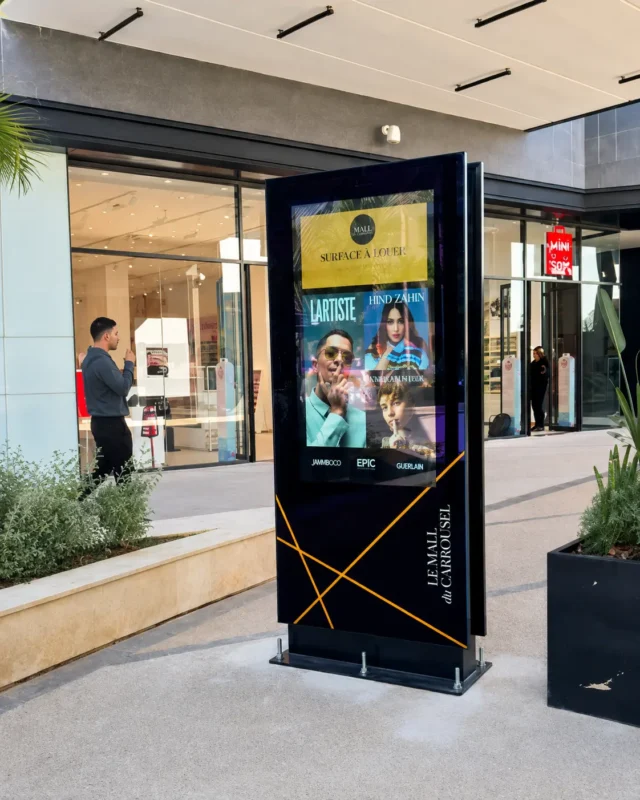Totem extérieur 4K réalisé par StepOne au Mall du Carrousel