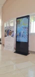Totem digital installé pour présenter des contenus lors d’un événement
