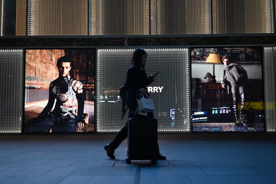 Affichage digital en vitrine d’un magasin retail