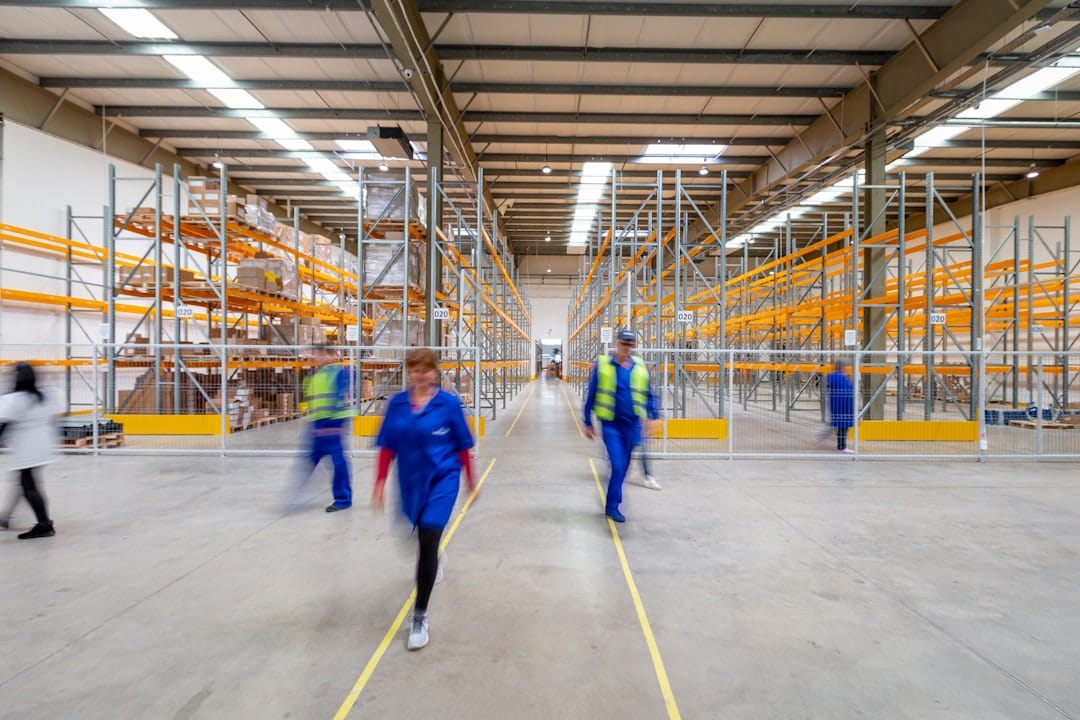 Entrepôt logistique avec engins de manutention pour illustrer la séparation des flux piétons et véhicules