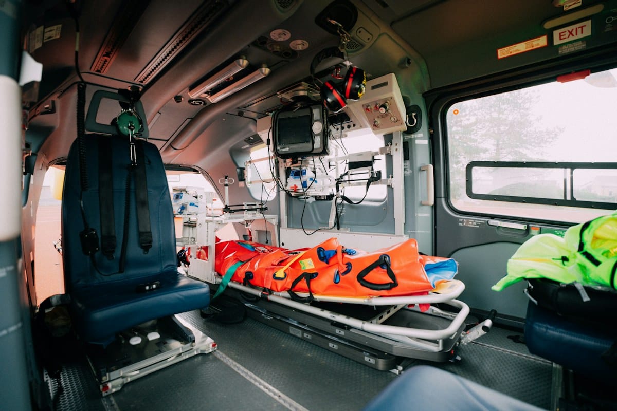 Interieur ambulance vehicule sanitaire | Caméras embarquées pour ambulances et véhicules sanitaires au Maroc Intérieur d’une ambulance pour intégration d’une caméra embarquée habitacle