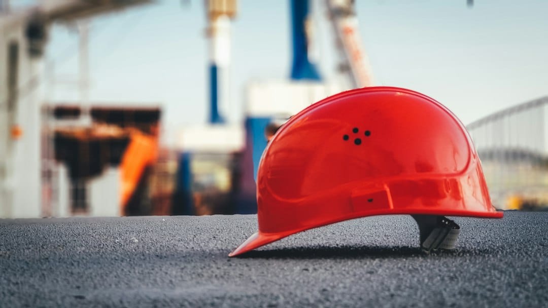 Securite industrielle et port des EPI | Blog Travailleurs portant casque et équipements de protection sur un site industriel