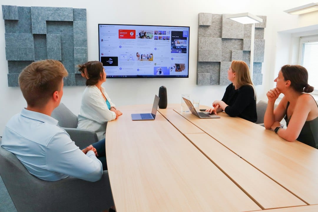 Son en salle de visioconference micros et acoustique | Blog Réunion hybride dans une salle de visioconférence équipée d'un écran et de micros de table