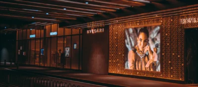 Écran grand format d’affichage dynamique visible dans le parcours des visiteurs