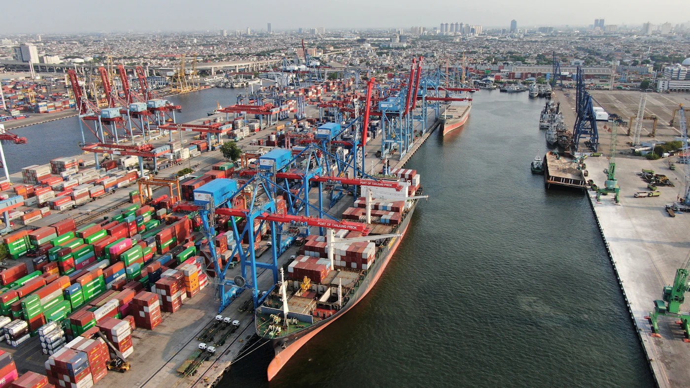 Terminal portuaire avec conteneurs et engins de manutention à sécuriser par vision 360° IA