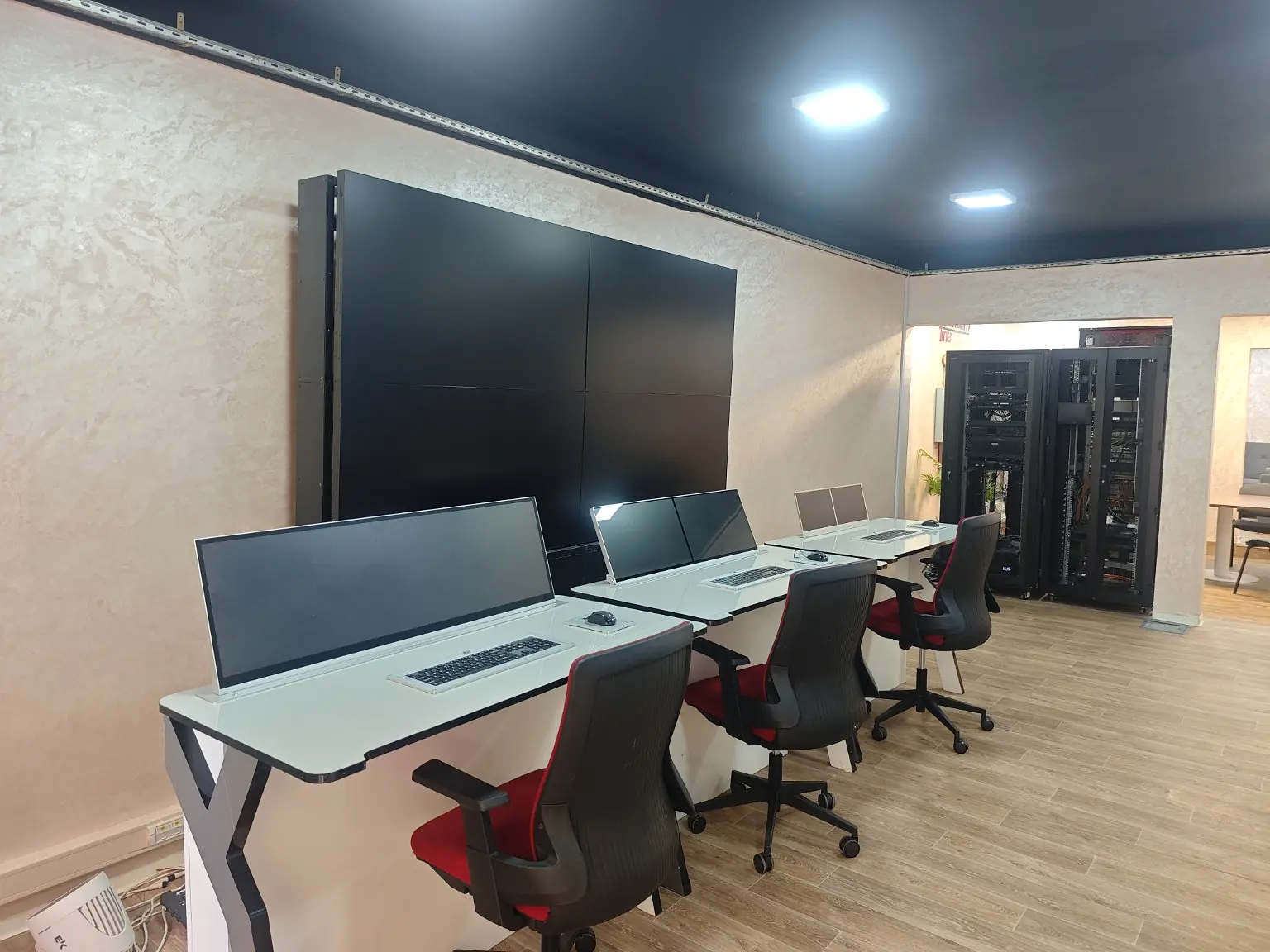 salle controle mur video installation 01 | Blog Salle de contrôle avec mur vidéo et postes opérateurs intégrés au Maroc