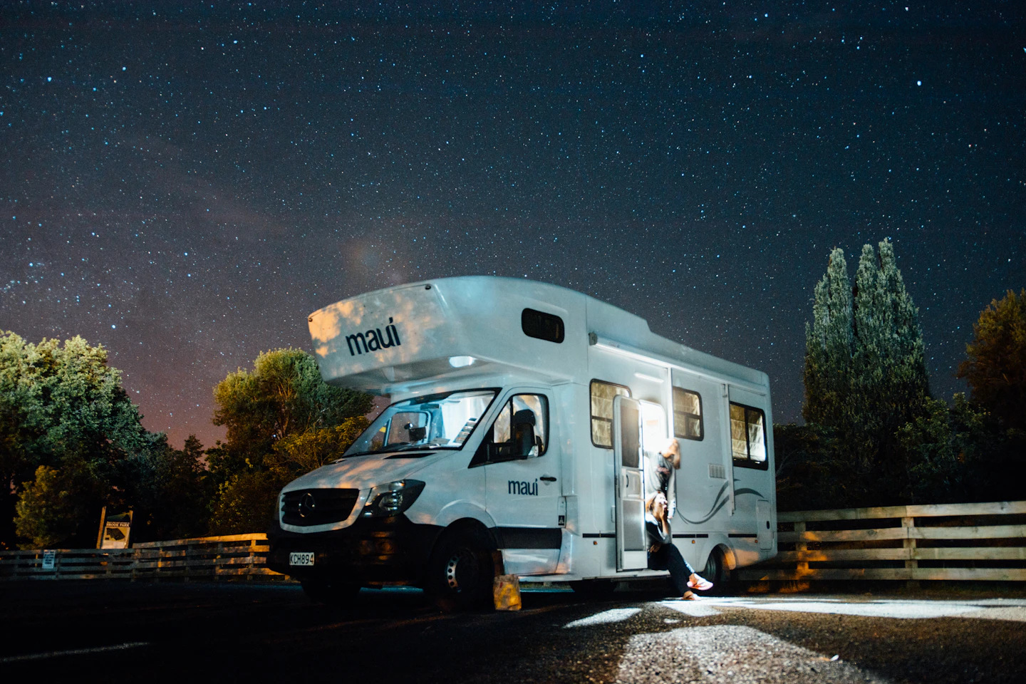 Camping car — surveillance interieure et | Surveillez votre camping-car : caméras intérieures et extérieures Camping-car blanc stationné, contexte d’installation de caméras intérieures et extérieures